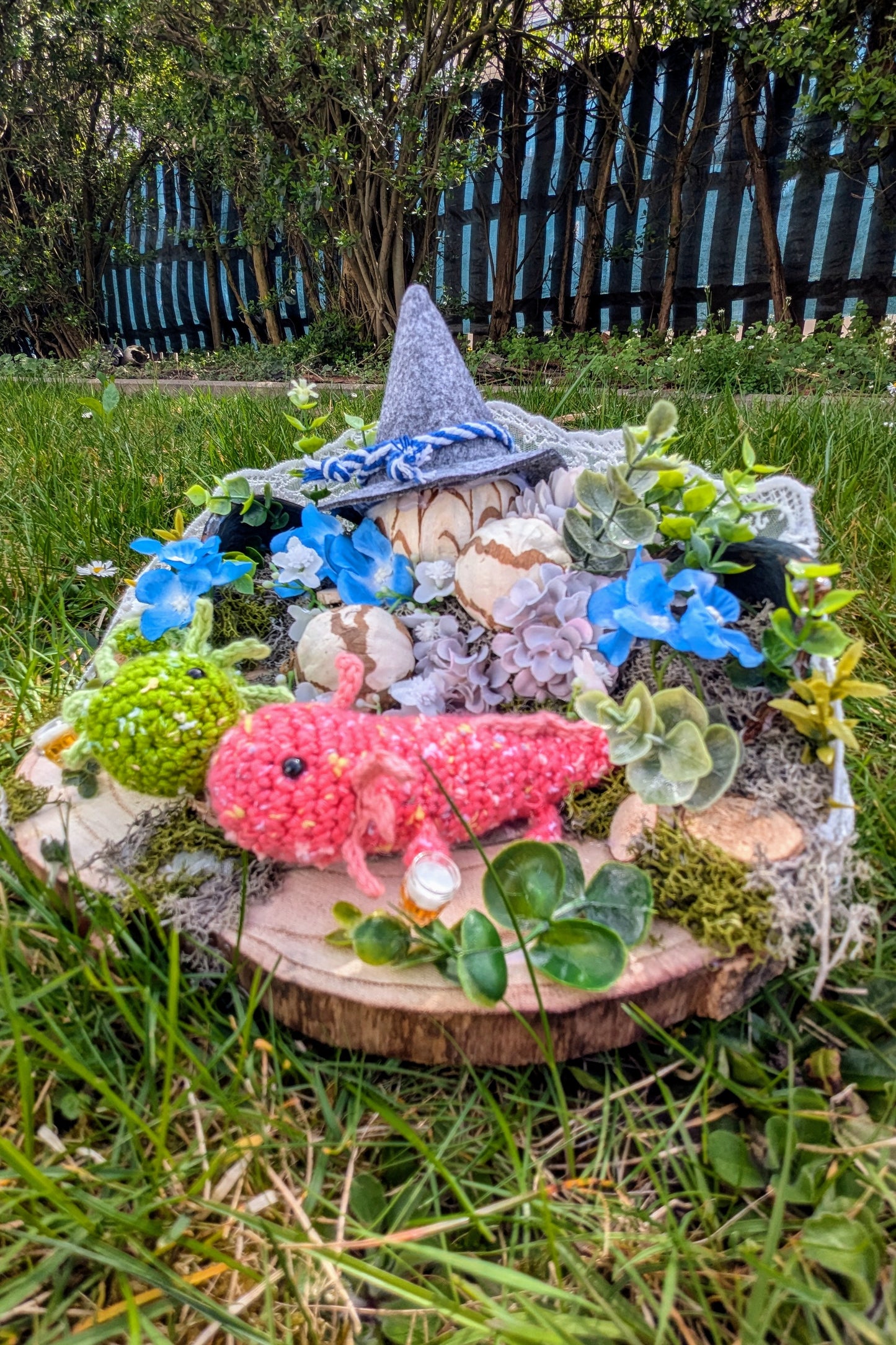 Amigurumi Alpen-Axolotl Zauber: Ein Stück Bayern für Ihr Zuhause