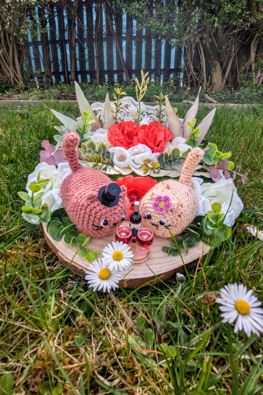Amigurumi Louf Cats: Romantik auf dem Hochzeitsbrettchen