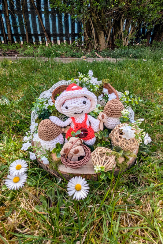 Amigurumi Zauberwald: Pilzgnom Kurt Fliegenhuat und seine Steinpilze