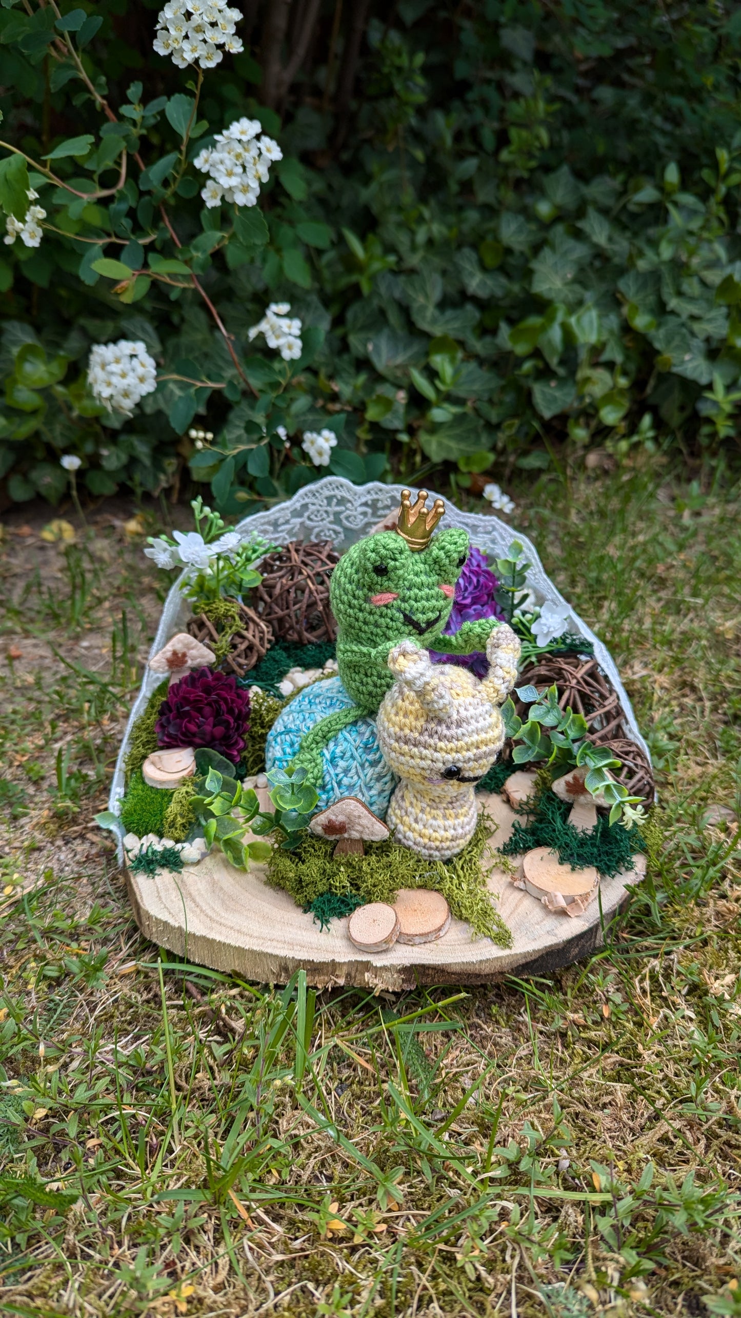 Amigurumi Märchen-Oase: Schorsch Schnecke & Frederik Frosch auf Holzbrettchen