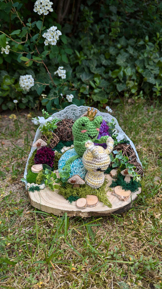 Amigurumi Märchen-Oase: Schorsch Schnecke & Frederik Frosch auf Holzbrettchen