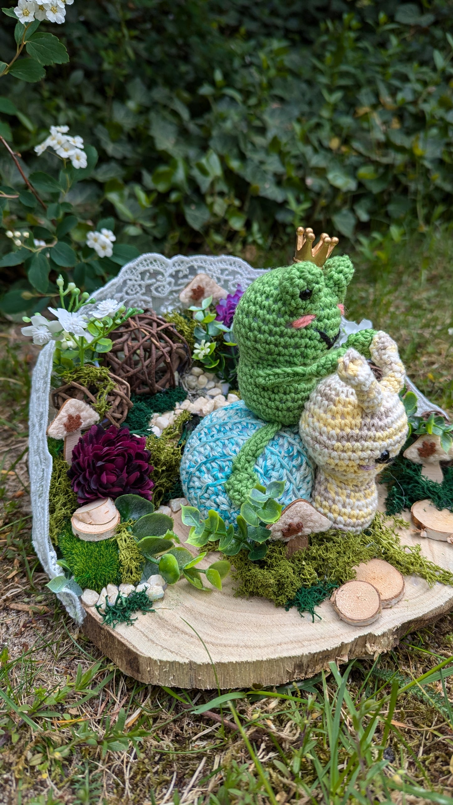 Amigurumi Märchen-Oase: Schorsch Schnecke & Frederik Frosch auf Holzbrettchen