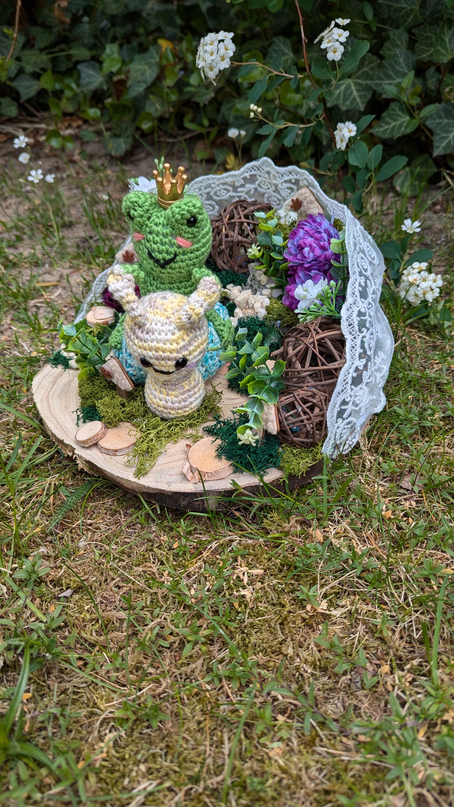 Amigurumi Märchen-Oase: Schorsch Schnecke & Frederik Frosch auf Holzbrettchen